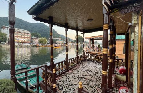 Dal Lake Hotel | FREEDOM houseBoat
