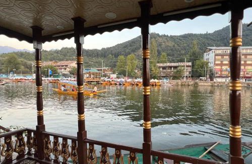Dal Lake Hotel | FREEDOM houseBoat