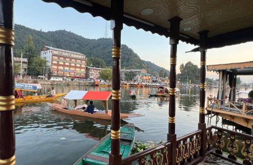 Dal Lake Hotel | FREEDOM houseBoat