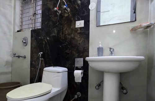 Sainik Farm Hotel | Gavari India's Delhi Hostel
