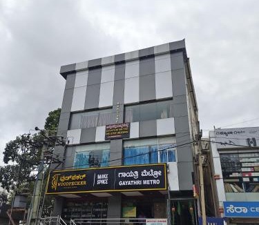 Bengaluru Hotel | Gayathri Metro Deluxe Rooms