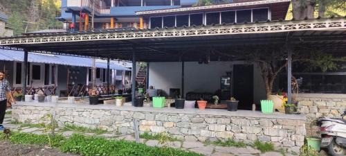 Kasol Bed & Breakfast | Giggling Goons Cabins & Kitchen