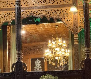 Dal Lake Boat Rental | Goona palace houseboats
