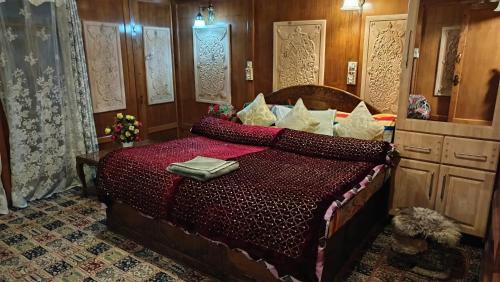 Dal Lake Boat Rental | Goona palace houseboats