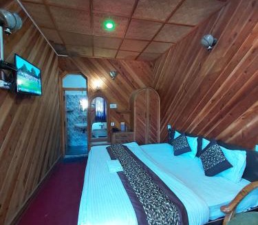 Nainital Hotel | Goroomgo Lake View Mall Road Nainital - Mountain View & Spacious Room
