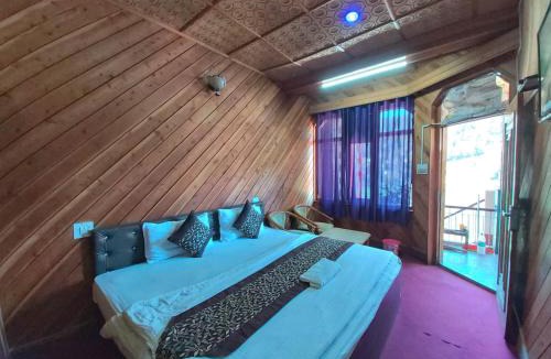 Nainital Hotel | Goroomgo Lake View Mall Road Nainital - Mountain View & Spacious Room