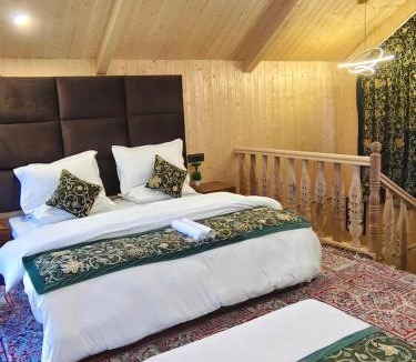 Dal Lake Hotel | Gulshan group of houseboat