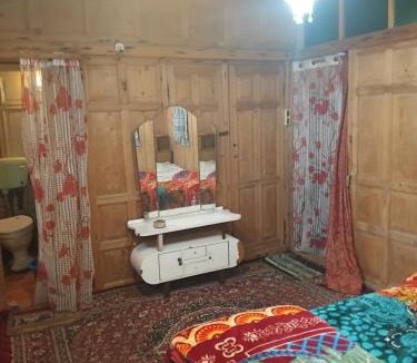 Dal Lake Hotel | Gulshan group of houseboat