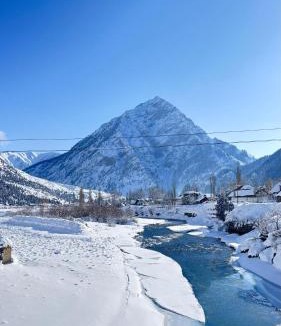 Gulmarg Hotel | Gurez knights