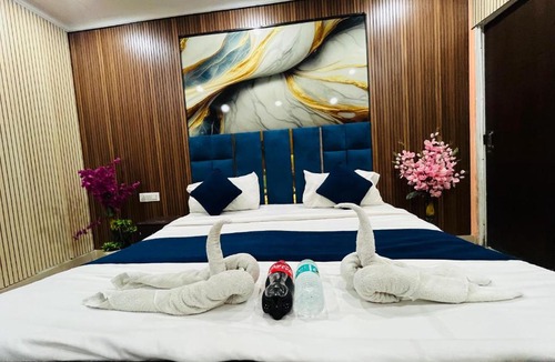 Sainik Farm Hotel | Happy Residency - Near Saket Metro