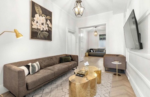 Pyrmont Apartment | Heritage Townhouse with Private Parking