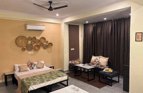 Mansarovar Apartment | High table | The Yak | City Park | Mansarovar