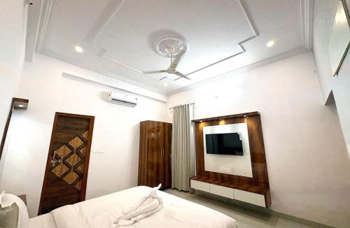 Udaipur District Villa | Hill view by SGOH 5bhk luxury villa private pool