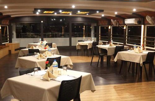 Erezha Boat Rental | Hills & Cruise Luxury Houseboats