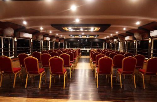 Erezha Boat Rental | Hills & Cruise Luxury Houseboats