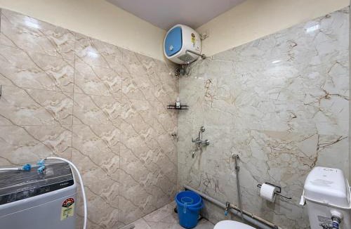Mahmoorganj Apartment | Homlee-Kashi-2BHK-Lift-Parking-3km KV Temple