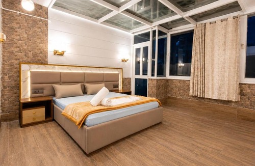 Sainik Farm Apartment | Homlee-White House-5BHK-Parking-Max Hospital-Saket