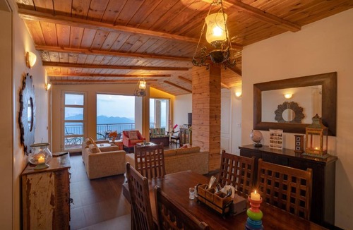 Shimla Apartment | Hostie AJ's Retreat - Sunset Balcony 3BR home with Panoramic Valley Views