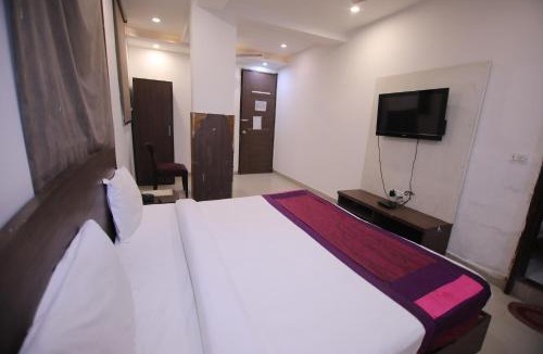 D6 Bed & Breakfast | Hotel Aravali Residency Near ILBS, Vasant Kunj