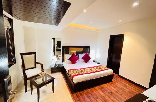 Anand Vihar Hotel | Hotel Aura IP Grand By Qotel Karkardooma Metro Station New Delhi