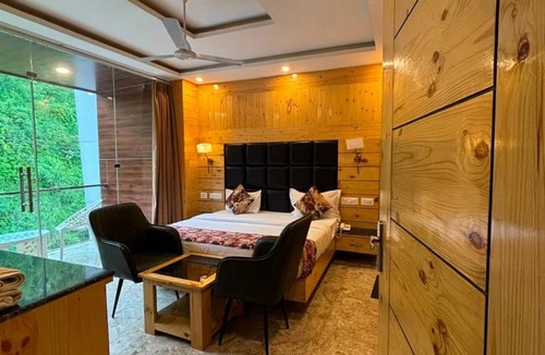 Mussoorie Hotel | Hotel Classic Crown - #Scenic mountain view #open terrace #guest preferred #best selling hotel in Mussoorie