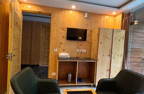 Mussoorie Hotel | Hotel Classic Crown - #Scenic mountain view #open terrace #guest preferred #best selling hotel in Mussoorie