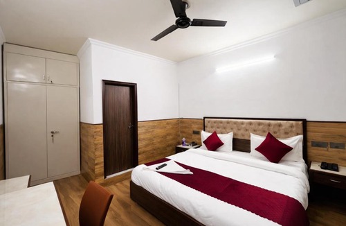 Delhi Hotel | Hotel Deluxe stay -Jagat puri Metro