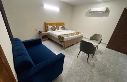 Sector 70 Hotel | Hotel Golden Arrow