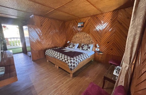 Kausani Hotel | Hotel Jeetu Managed by The Bro's Hotels