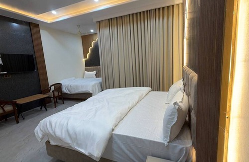Barsana Hotel | Hotel Kanta Kuteer Barsana