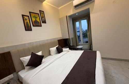 Sanwer Hotel | Hotel Maniratna Premium