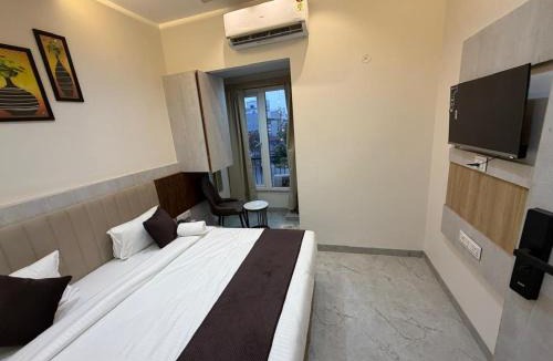Sanwer Hotel | Hotel Maniratna Premium