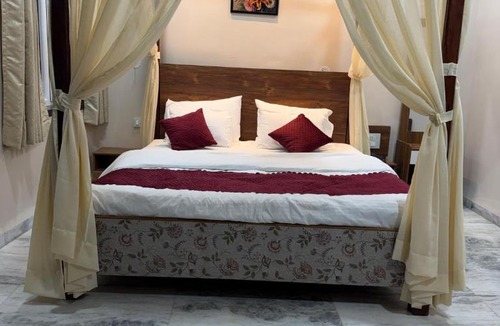 Omkareshwar Hotel | Hotel Omkara View Palace