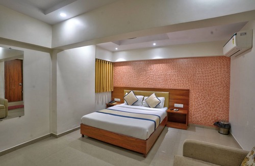Vile Parle West Cabin | Hotel Saineel Residency