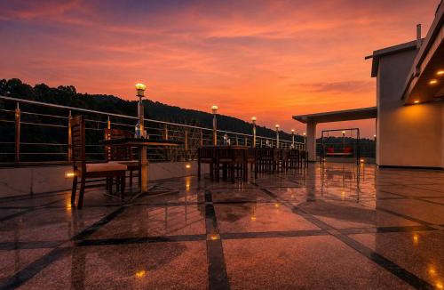 Banikhet Hotel | Hotel Woods inn Dalhousie #MBS Travels # Rooftop # Restaurant # Top Rated Property