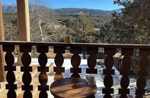 Vista Encantada House | House in very close proximity to SF mountains where you can see the forest areas in great detail, 4 min drive to downtown SF plaza for great New Mexican food. Popular activities in SF is hiking , mountain biking in the summer, skiing & snowboarding.
