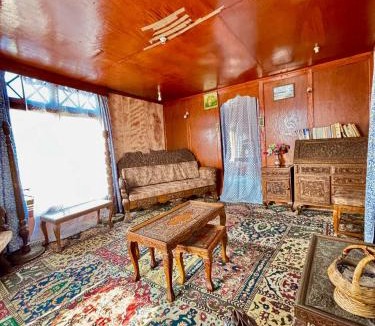 Dal Lake Hotel | Houseboat Jupiter