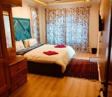 Dal Lake Bed & Breakfast | Houseboat New Blue Jay