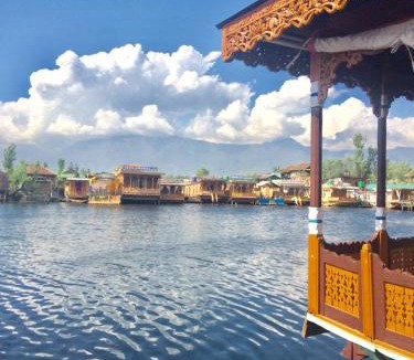 Dal Lake Bed & Breakfast | Houseboat New Retreet