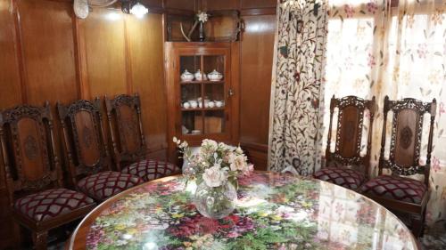 Dal Lake Hotel | Houseboat Saleem