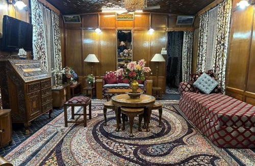 Dal Lake Hotel | Houseboat Saleem