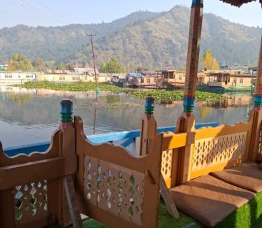 Dal Lake Bed & Breakfast | Houseboat Shagoo