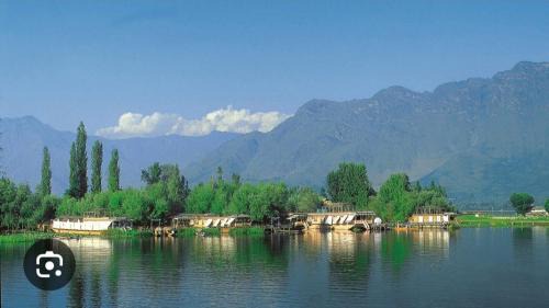 Dal Lake Hotel | houseboat star ruby snow view