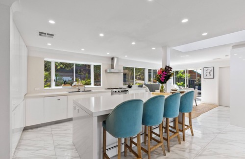 Newport Villa | HUGE ENTERTAINERS HOME - Villa Aix - Minutes to the Sea - Magnesium Heated Pool