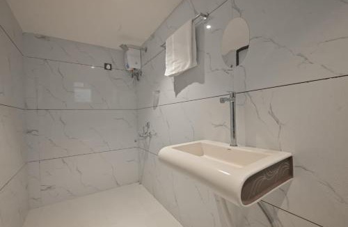 Malavli Villa | II EMPYREAN STAYS II AURA VILLA II 3BHK II AC II LARGE POOL Il