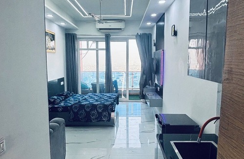 Greater Noida Apartment | Independent Cozy studio @Gaur city center