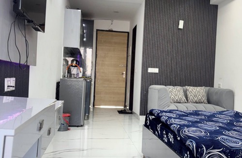 Greater Noida Apartment | Independent Cozy studio @Gaur city center
