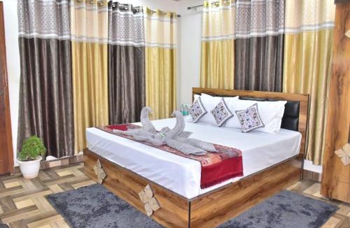 Dharampur Apartment | Inder Stay ! Balcony Rooms ! Parking !
