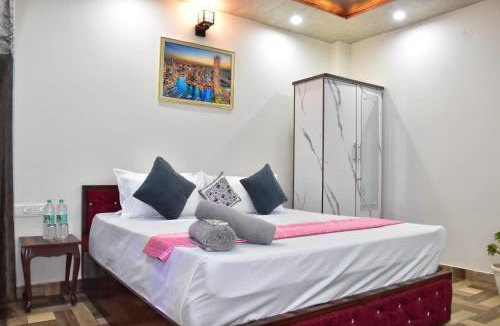 Dharampur Apartment | Inder Stay ! Balcony Rooms ! Parking !