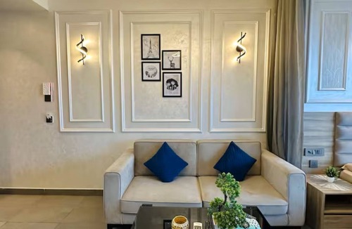 Noida Apartment | Ineffable by Rivique Inn - City view escape
